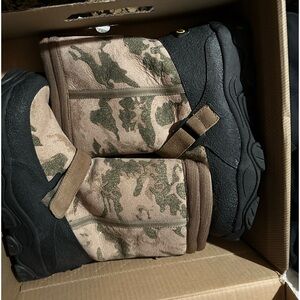 Cabelas men’s Sherpa like UGGs size 10